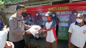 Alumni Akpol Tahun 2000, Bagikan Ratusan Sak Beras Kepada Masyarakat Bondowoso yang Terdampak Covid-19