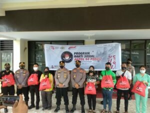Polres Bitung  Salurkan Bansos Kepada Warga Kota Bitung yang Terdampak Covid-19