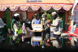 Jum’at Berkah, Polrestabes Surabaya Bagikan Ribuan Paket Bansos Kepada Masyarakat Terdampak Covid-19