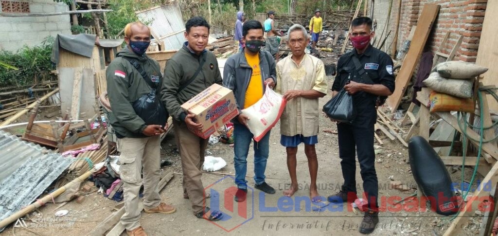 Redaksi Lensa Nusantara Beri Bantuan Korban Kebakaran di Desa Kalitapen Bondowoso