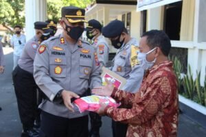 144 Kampung Tangguh Mendapatkan Bantuan Baju Hazmat dan Alat Semprot dari Polres Bondowoso