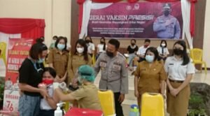 Ratusan Anak Sekolah Terima Suntikan Vaksin Covid-19 di Polres Minsel