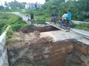 Petugas Kesehatan Bobong Luka Parah Akibat Jembatan di Jalan Menuju RSUD Longsor