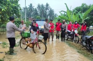 Wakapolres Tanggamus bersama Kabag Ops Cek Ketinggian Banjir di Kacapura Semaka