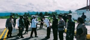 Gubernur Papua Barat bersama Forkopimda, Tiba di Bandara Utarum Kaimana