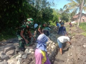 Tak Kenal Lelah, Bintara Dikjurba Otsus Kodim 0822 Bondowoso bersama Warga Perbaiki Normalisasi Saluran Irigasi