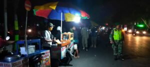 Masa PPKM Level 3,  Babinsa Kodim 0822 Bondowoso Ajak Pedagang dan Pembeli Patuhi Prokes