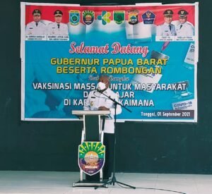 Tinjau Vaksin di Kaimana, Gubernur Papua Barat Minta Pimpinan OPD Gencar Sosialisasi Prokes