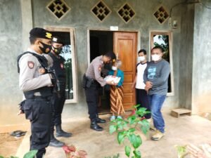 Satsabhara Polres Way Kanan Gelar Bansos Warga Terdampak Covid-19
