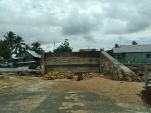 Diduga Pencairan 100 Persen Pembangunan Jembatan Desa Wayo Mangkrak