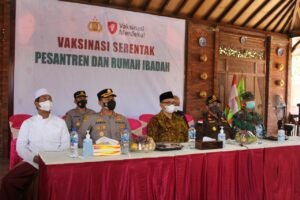 Vaksinasi Serentak, Forkopimda Probolinggo Zoom Meeting bersama Presiden RI di Ponpes Nurul Qodim