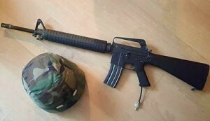 Kelompok Kriminal Bersenjata Menyerahkan Satu Pucuk Senjata Kepada TNI