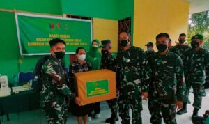 Danbrigif 26/GP Bersama Danyonif 764/IB, Giat Bakti Sosil dan Berikan Sembako di Kampung Marsi Kaimana