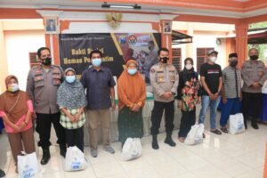 Ringankan Beban Warga Terdampak Pandemi, BIDHUMAS POLDA JATIM Bagikan 1000 Paket Sembako di Empat Daerah