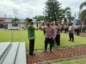 Kapolres Bitung Memberikan Skep Pensiun dan Cendera Mata kepada Petugas yang Purna Tugas