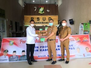 Kadin Kampar Serahkan 30 Unit Tabung Oksigen