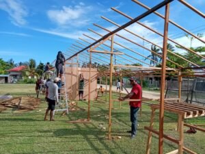Panitia KBMAP IV Kaimana Siapkan Stand Pameran di Depan Stadion Triton