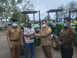 Wujudkan Keinginan Masyarakat, Bupati Aliong Mus Menyerahkan 8 Unit Mobil Suzuki Carry