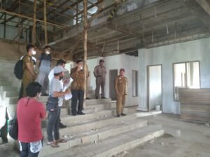 Bupati Aliong Mus Pantau Langsung Finishing Plafon Kantor Bupati Parmenen