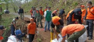 Koramil 0822/15 Klabang dan Tiga Pilar Bersihkan Longsor, Pasca Longsor di Desa Wonoboyo