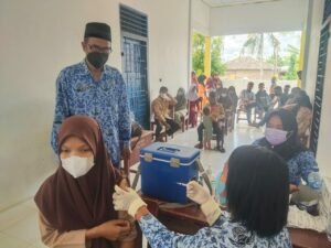 Awalnya Dapat Penolakan, Vaksinasi UPTD SMPN 3 Medang Deras Berjalan Lancar