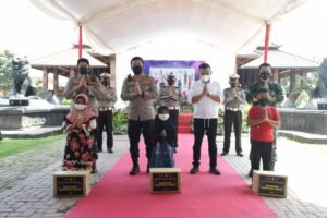 Polda Jatim Berikan Beasiswa dan Pengangkatan orangtua asuh Kepada 7.044 Anak Korban Covid-19