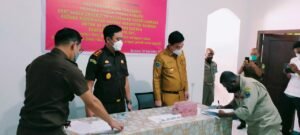 Kejari Kaimana Serahkan Uang Penganti Kasus Tipikor Pematangan Talud PLTG ke Pemkab Kaimana