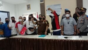 Ratusan Warga dan Penggiat Anti Korupsi Gelar Aksi di Depan Kajari Probolinggo