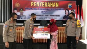 Polresta Banyuwangi Menyerahkan Bantuan Tunai Kepada PKL dan Warung (BTPKLW)
