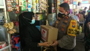 Kapolsek Gubeng Pimpin Pembagian Bansos dari Alumni Akabri 1996 Bharatasena Kepada Pedagang