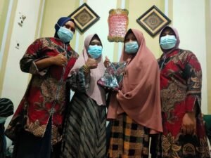 Upaya Lestarikan Batik Tamanan, Kades Kalianyar Bagikan Batik Gratis