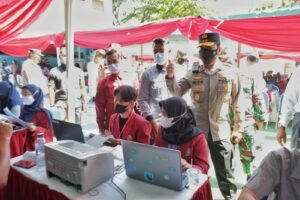 Kapolda Jatim Cek Vaksinasi di UMM bersama Presiden RI dan Kapolri