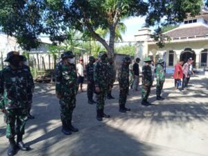 Dikjurba Otsus dan Anggota Kodim 0822 Bondowoso Bersih-bersih Lingkungan Masjid Baitul Hidayah
