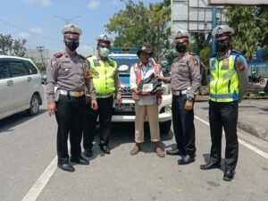 Polres Kampar Kerahkan Anggota Distribusikan 300 Paket Sembako dari KSP Sahabat Mitra Sejati