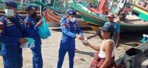 SAT POLAIRUD POLRESTA Banyuwangi Lakukan Giat Jum’at Berkah Diperairan Muncar