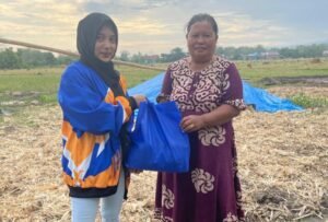 Ketua Garnita Partai Nasdem Bantaeng Bagikan Paket Kesejumlah Warga