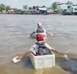 Demi Bersekolah, Bocah SD Bertaruh Nyawa