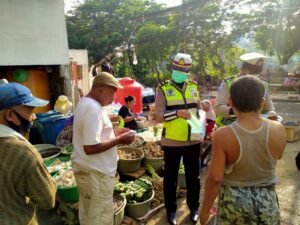 Selain Operasi Patuh Semeru Polrestabes Surabaya Juga Bagikan Masker Keliling