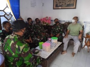 Babinsa dan Bintara Otsus Kodim 0822 Bondowoso Komsos dengan Purnawirawan