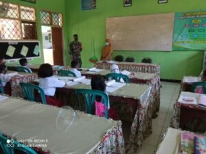 Dukung PTM, Serka Simin Babinsa Koramil 0822/11 Tapen Pengawasan Penerapan Prokes di Sekolah