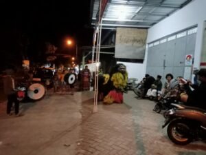 Tarik Dana Renovasi Masjid, Sambil Tampil Drumband