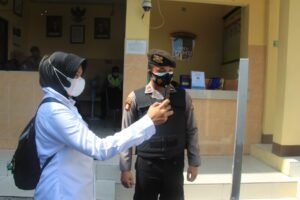 Masuk Polrestabes Surabaya Wajib Scan QR-Code Pedulilindungi