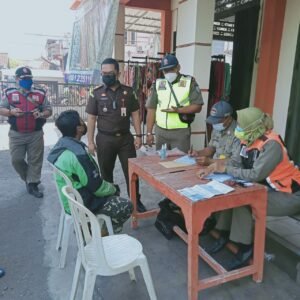 Ops Yustisi Polsek Semampir bersama 3 Pilar Jaring 8 Orang Langgar Prokes