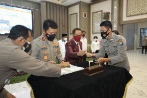 Tingkatkan Layanan Prima Pada Masyarakat, Polda Jatim Tandatangani MoU dengan Instansi dan Lembaga