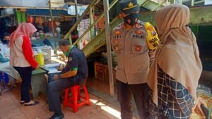 Kapolsek Semampir Pantau Vaksinasi di Dua Tempat, Pasar Ampel dan Pegirian
