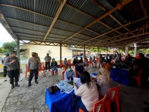 Ringankan Beban Para Pedagang Kecil Polres Bitung Salurkan Bantuan BTPKLW