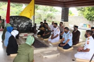 Ikuti Upacara Ziarah Dalam Rangka HUT TNI Ke-76, Wakapolda Jatim Sempatkan Tinjau Vaksinasi di Kota Blitar