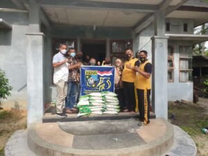 Kapolsek Tapung bersama FKPPI Desa Gading Sari Serahkan Bantuan untuk Purnawirawan dan Warakawuri