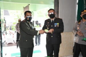 HUT TNI Ke-76, Kapolres Bondowoso Beri Surprise ke Kodim 0822