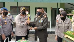 Momen HUT TNI ke-76, Kapolres Probolinggo Beri Kejutan Pada Dandim 0820/ Probolinggo